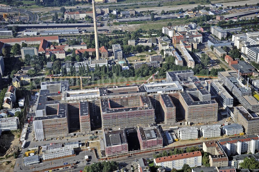 Aerial image Berlin - Blick auf die Baustelle des Neubaus der BND-Zentrale an der Chausseestraße im Bezirk Mitte. Der Bundesnachrichtendienst (BND) baut auf einem ca. 10 Hektar großen Gelände für rund 4.000 Mitarbeiter. Das Gebäude wird nach Plänen des Berliner Architektenbüros Büros Kleihues + Kleihues errichtet. View of the construction site to the new BND headquarters at Chausseestrass in the district Mitte. The Federal Intelligence Service (BND) builds on a 10 acre site for about 4,000 employees. It is built according to plans by the Berlin architects offices Kleihues + Kleihues.