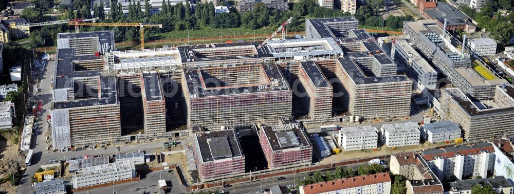 Aerial photograph Berlin - Blick auf die Baustelle des Neubaus der BND-Zentrale an der Chausseestraße im Bezirk Mitte. Der Bundesnachrichtendienst (BND) baut auf einem ca. 10 Hektar großen Gelände für rund 4.000 Mitarbeiter. Das Gebäude wird nach Plänen des Berliner Architektenbüros Büros Kleihues + Kleihues errichtet. View of the construction site to the new BND headquarters at Chausseestrass in the district Mitte. The Federal Intelligence Service (BND) builds on a 10 acre site for about 4,000 employees. It is built according to plans by the Berlin architects offices Kleihues + Kleihues.