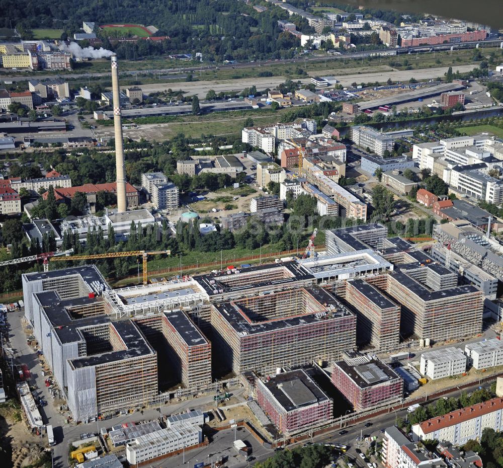 Berlin from above - Blick auf die Baustelle des Neubaus der BND-Zentrale an der Chausseestraße im Bezirk Mitte. Der Bundesnachrichtendienst (BND) baut auf einem ca. 10 Hektar großen Gelände für rund 4.000 Mitarbeiter. Das Gebäude wird nach Plänen des Berliner Architektenbüros Büros Kleihues + Kleihues errichtet. View of the construction site to the new BND headquarters at Chausseestrass in the district Mitte. The Federal Intelligence Service (BND) builds on a 10 acre site for about 4,000 employees. It is built according to plans by the Berlin architects offices Kleihues + Kleihues.