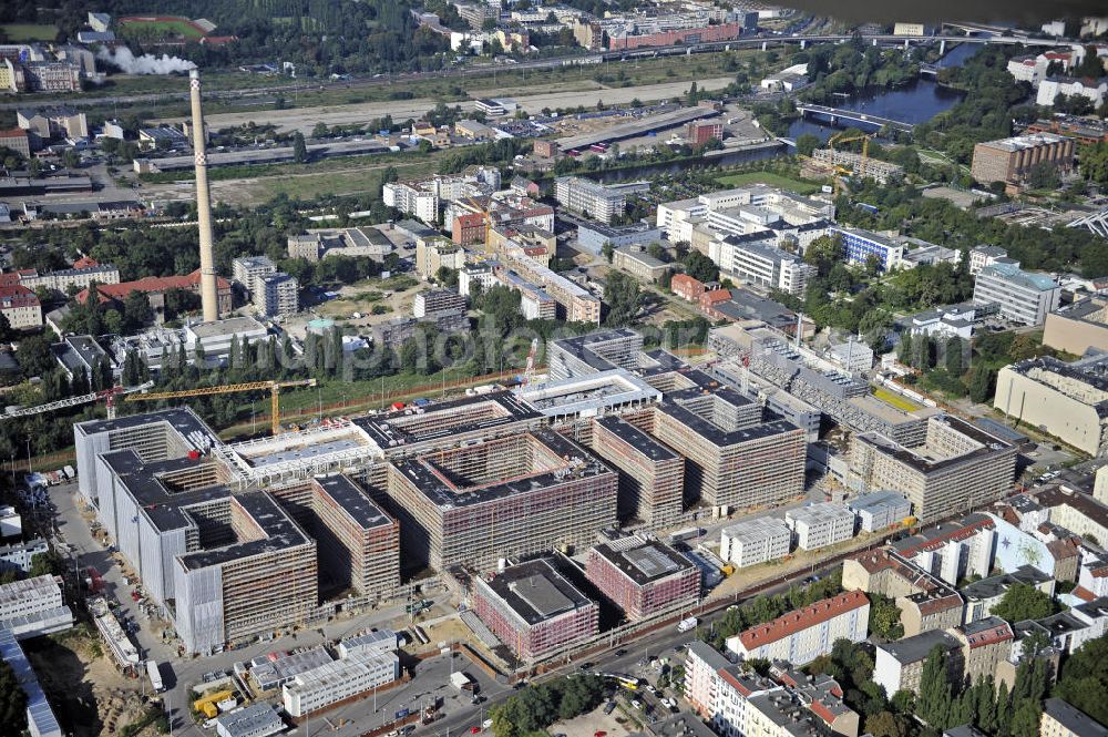 Berlin from the bird's eye view: Blick auf die Baustelle des Neubaus der BND-Zentrale an der Chausseestraße im Bezirk Mitte. Der Bundesnachrichtendienst (BND) baut auf einem ca. 10 Hektar großen Gelände für rund 4.000 Mitarbeiter. Das Gebäude wird nach Plänen des Berliner Architektenbüros Büros Kleihues + Kleihues errichtet. View of the construction site to the new BND headquarters at Chausseestrass in the district Mitte. The Federal Intelligence Service (BND) builds on a 10 acre site for about 4,000 employees. It is built according to plans by the Berlin architects offices Kleihues + Kleihues.