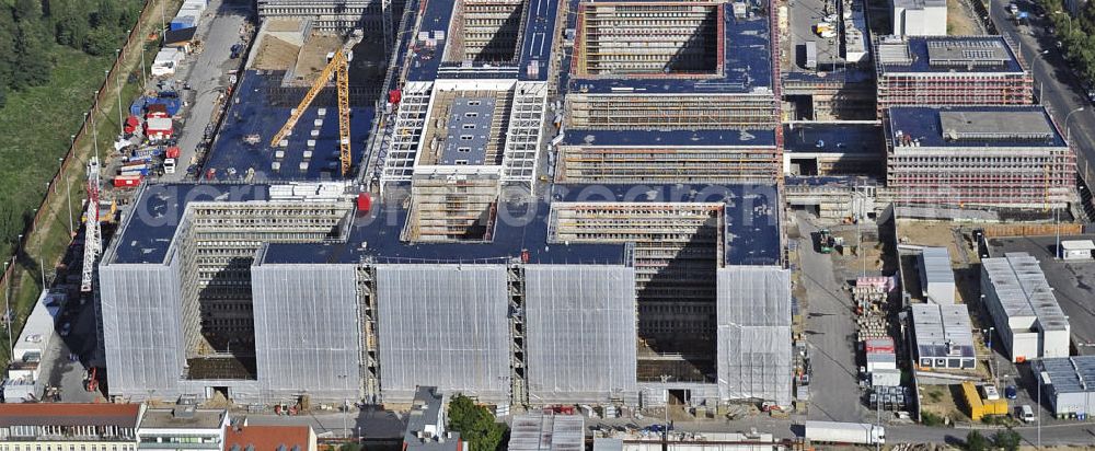 Aerial image Berlin - Blick auf die Baustelle des Neubaus der BND-Zentrale an der Chausseestraße im Bezirk Mitte. Der Bundesnachrichtendienst (BND) baut auf einem ca. 10 Hektar großen Gelände für rund 4.000 Mitarbeiter. Das Gebäude wird nach Plänen des Berliner Architektenbüros Büros Kleihues + Kleihues errichtet. View of the construction site to the new BND headquarters at Chausseestrass in the district Mitte. The Federal Intelligence Service (BND) builds on a 10 acre site for about 4,000 employees. It is built according to plans by the Berlin architects offices Kleihues + Kleihues.