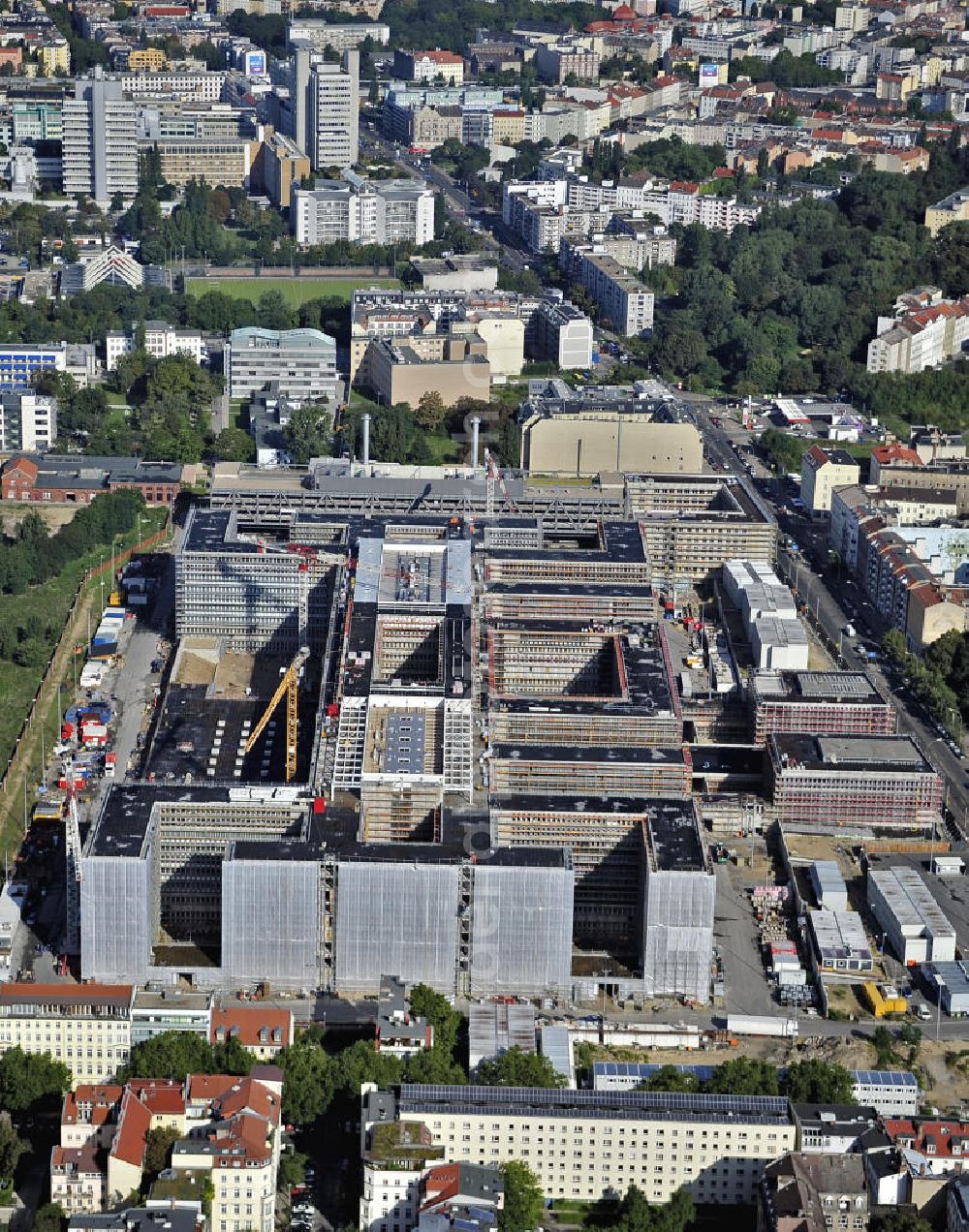 Aerial photograph Berlin - Blick auf die Baustelle des Neubaus der BND-Zentrale an der Chausseestraße im Bezirk Mitte. Der Bundesnachrichtendienst (BND) baut auf einem ca. 10 Hektar großen Gelände für rund 4.000 Mitarbeiter. Das Gebäude wird nach Plänen des Berliner Architektenbüros Büros Kleihues + Kleihues errichtet. View of the construction site to the new BND headquarters at Chausseestrass in the district Mitte. The Federal Intelligence Service (BND) builds on a 10 acre site for about 4,000 employees. It is built according to plans by the Berlin architects offices Kleihues + Kleihues.