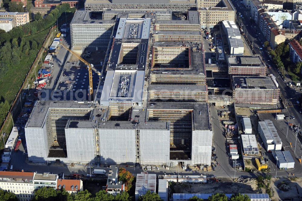 Berlin from the bird's eye view: Blick auf die Baustelle des Neubaus der BND-Zentrale an der Chausseestraße im Bezirk Mitte. Der Bundesnachrichtendienst (BND) baut auf einem ca. 10 Hektar großen Gelände für rund 4.000 Mitarbeiter. Das Gebäude wird nach Plänen des Berliner Architektenbüros Büros Kleihues + Kleihues errichtet. View of the construction site to the new BND headquarters at Chausseestrass in the district Mitte. The Federal Intelligence Service (BND) builds on a 10 acre site for about 4,000 employees. It is built according to plans by the Berlin architects offices Kleihues + Kleihues.