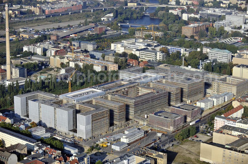 Aerial image Berlin - Blick auf die Baustelle des Neubaus der BND-Zentrale an der Chausseestraße im Bezirk Mitte. Der Bundesnachrichtendienst (BND) baut auf einem ca. 10 Hektar großen Gelände für rund 4.000 Mitarbeiter. Das Gebäude wird nach Plänen des Berliner Architektenbüros Büros Kleihues + Kleihues errichtet. View of the construction site to the new BND headquarters at Chausseestrass in the district Mitte. The Federal Intelligence Service (BND) builds on a 10 acre site for about 4,000 employees. It is built according to plans by the Berlin architects offices Kleihues + Kleihues.