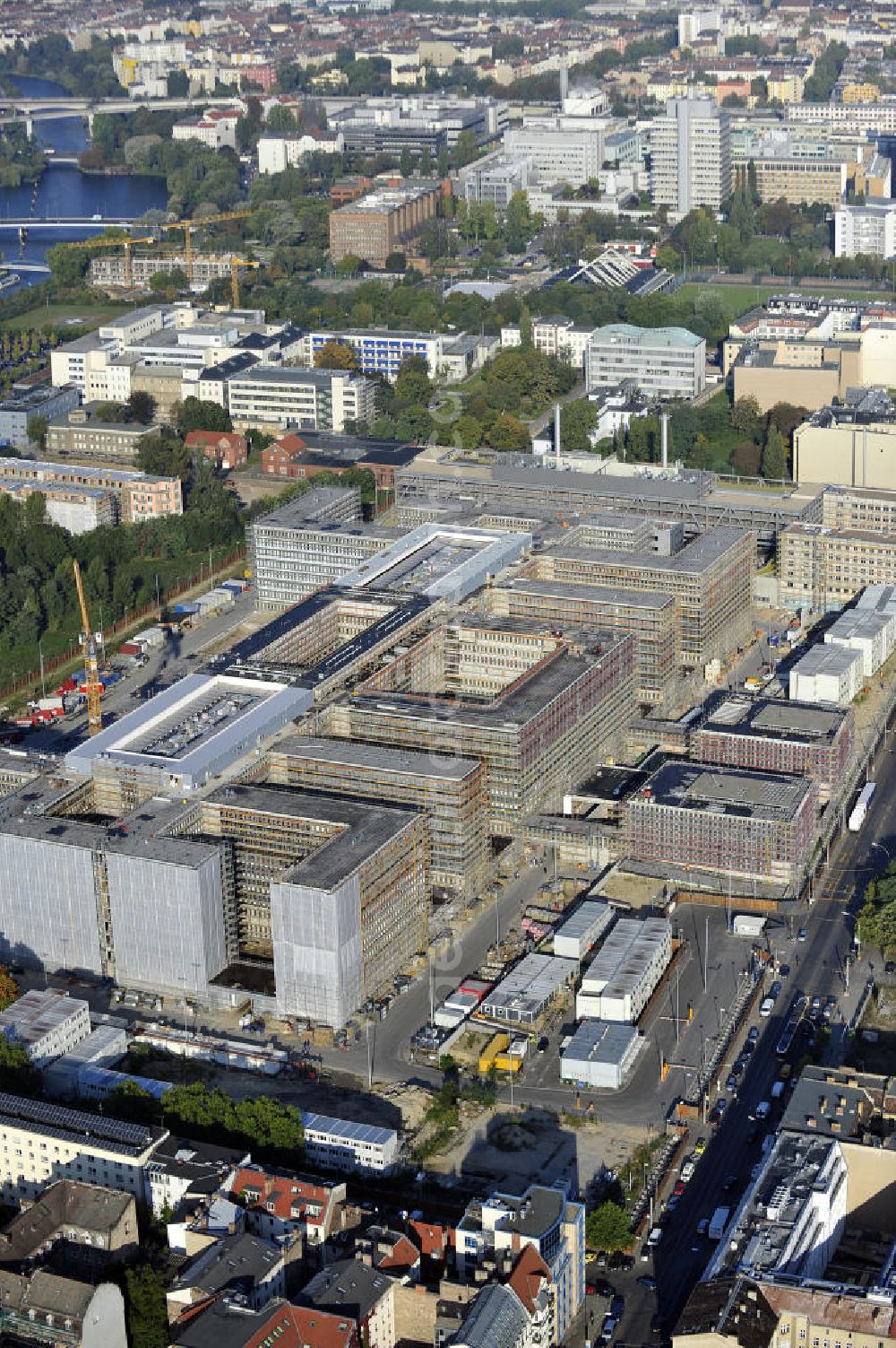 Aerial photograph Berlin - Blick auf die Baustelle des Neubaus der BND-Zentrale an der Chausseestraße im Bezirk Mitte. Der Bundesnachrichtendienst (BND) baut auf einem ca. 10 Hektar großen Gelände für rund 4.000 Mitarbeiter. Das Gebäude wird nach Plänen des Berliner Architektenbüros Büros Kleihues + Kleihues errichtet. View of the construction site to the new BND headquarters at Chausseestrass in the district Mitte. The Federal Intelligence Service (BND) builds on a 10 acre site for about 4,000 employees. It is built according to plans by the Berlin architects offices Kleihues + Kleihues.