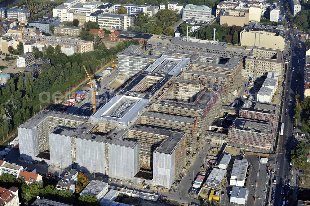 Berlin from above - Blick auf die Baustelle des Neubaus der BND-Zentrale an der Chausseestraße im Bezirk Mitte. Der Bundesnachrichtendienst (BND) baut auf einem ca. 10 Hektar großen Gelände für rund 4.000 Mitarbeiter. Das Gebäude wird nach Plänen des Berliner Architektenbüros Büros Kleihues + Kleihues errichtet. View of the construction site to the new BND headquarters at Chausseestrass in the district Mitte. The Federal Intelligence Service (BND) builds on a 10 acre site for about 4,000 employees. It is built according to plans by the Berlin architects offices Kleihues + Kleihues.