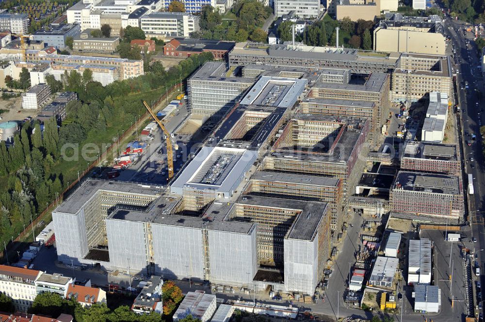 Berlin from the bird's eye view: Blick auf die Baustelle des Neubaus der BND-Zentrale an der Chausseestraße im Bezirk Mitte. Der Bundesnachrichtendienst (BND) baut auf einem ca. 10 Hektar großen Gelände für rund 4.000 Mitarbeiter. Das Gebäude wird nach Plänen des Berliner Architektenbüros Büros Kleihues + Kleihues errichtet. View of the construction site to the new BND headquarters at Chausseestrass in the district Mitte. The Federal Intelligence Service (BND) builds on a 10 acre site for about 4,000 employees. It is built according to plans by the Berlin architects offices Kleihues + Kleihues.