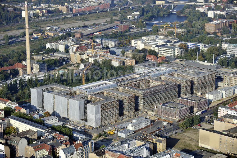 Aerial image Berlin - Blick auf die Baustelle des Neubaus der BND-Zentrale an der Chausseestraße im Bezirk Mitte. Der Bundesnachrichtendienst (BND) baut auf einem ca. 10 Hektar großen Gelände für rund 4.000 Mitarbeiter. Das Gebäude wird nach Plänen des Berliner Architektenbüros Büros Kleihues + Kleihues errichtet. View of the construction site to the new BND headquarters at Chausseestrass in the district Mitte. The Federal Intelligence Service (BND) builds on a 10 acre site for about 4,000 employees. It is built according to plans by the Berlin architects offices Kleihues + Kleihues.