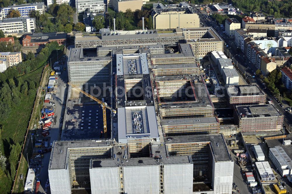 Aerial photograph Berlin - Blick auf die Baustelle des Neubaus der BND-Zentrale an der Chausseestraße im Bezirk Mitte. Der Bundesnachrichtendienst (BND) baut auf einem ca. 10 Hektar großen Gelände für rund 4.000 Mitarbeiter. Das Gebäude wird nach Plänen des Berliner Architektenbüros Büros Kleihues + Kleihues errichtet. View of the construction site to the new BND headquarters at Chausseestrass in the district Mitte. The Federal Intelligence Service (BND) builds on a 10 acre site for about 4,000 employees. It is built according to plans by the Berlin architects offices Kleihues + Kleihues.