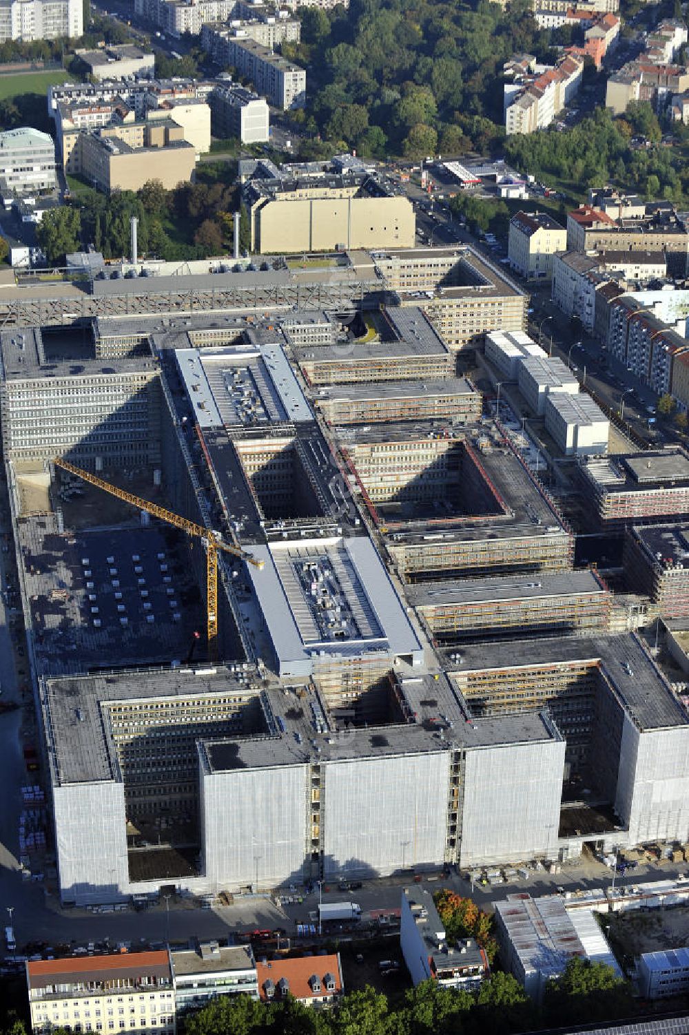 Berlin from above - Blick auf die Baustelle des Neubaus der BND-Zentrale an der Chausseestraße im Bezirk Mitte. Der Bundesnachrichtendienst (BND) baut auf einem ca. 10 Hektar großen Gelände für rund 4.000 Mitarbeiter. Das Gebäude wird nach Plänen des Berliner Architektenbüros Büros Kleihues + Kleihues errichtet. View of the construction site to the new BND headquarters at Chausseestrass in the district Mitte. The Federal Intelligence Service (BND) builds on a 10 acre site for about 4,000 employees. It is built according to plans by the Berlin architects offices Kleihues + Kleihues.