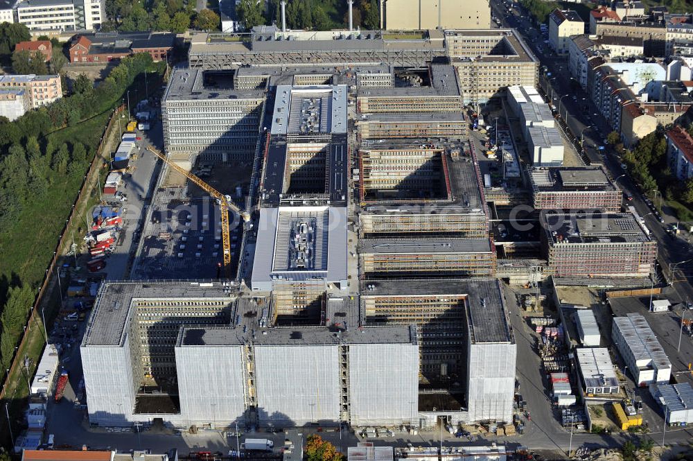 Berlin from the bird's eye view: Blick auf die Baustelle des Neubaus der BND-Zentrale an der Chausseestraße im Bezirk Mitte. Der Bundesnachrichtendienst (BND) baut auf einem ca. 10 Hektar großen Gelände für rund 4.000 Mitarbeiter. Das Gebäude wird nach Plänen des Berliner Architektenbüros Büros Kleihues + Kleihues errichtet. View of the construction site to the new BND headquarters at Chausseestrass in the district Mitte. The Federal Intelligence Service (BND) builds on a 10 acre site for about 4,000 employees. It is built according to plans by the Berlin architects offices Kleihues + Kleihues.