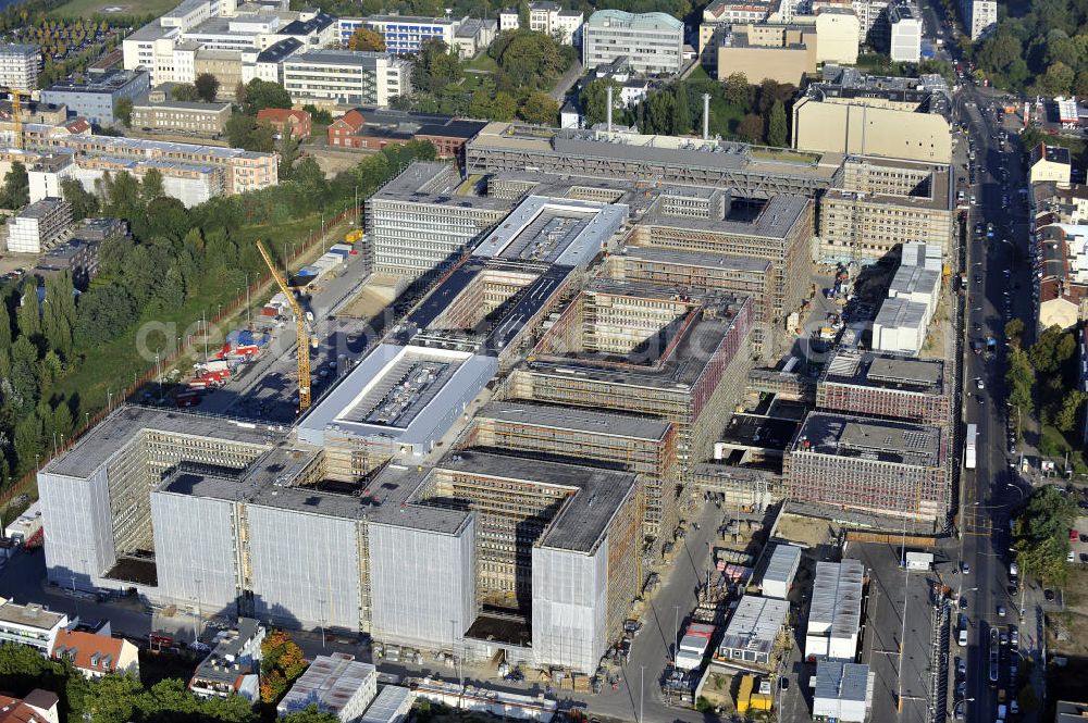 Aerial image Berlin - Blick auf die Baustelle des Neubaus der BND-Zentrale an der Chausseestraße im Bezirk Mitte. Der Bundesnachrichtendienst (BND) baut auf einem ca. 10 Hektar großen Gelände für rund 4.000 Mitarbeiter. Das Gebäude wird nach Plänen des Berliner Architektenbüros Büros Kleihues + Kleihues errichtet. View of the construction site to the new BND headquarters at Chausseestrass in the district Mitte. The Federal Intelligence Service (BND) builds on a 10 acre site for about 4,000 employees. It is built according to plans by the Berlin architects offices Kleihues + Kleihues.