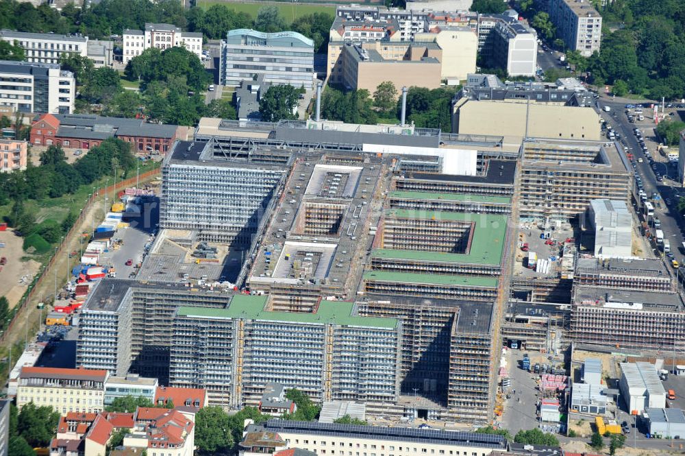 Aerial photograph Berlin Mitte - Blick auf die Baustelle des Neubaus der BND-Zentrale an der Chausseestraße im Bezirk Mitte. Der Bundesnachrichtendienst (BND) baut auf einem ca. 10 Hektar großen Gelände für rund 4.000 Mitarbeiter. Das Gebäude wird nach Plänen des Berliner Architektenbüros Büros Kleihues + Kleihues errichtet. View of the construction site to the new BND headquarters at Chausseestrass in the district Mitte. The Federal Intelligence Service (BND) builds on a 10 acre site for about 4,000 employees. It is built according to plans by the Berlin architects offices Kleihues + Kleihues.