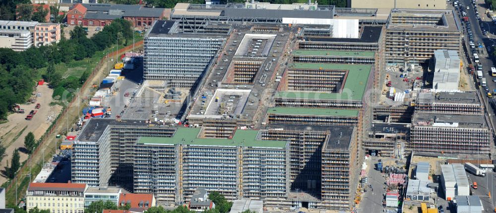 Berlin Mitte from above - Blick auf die Baustelle des Neubaus der BND-Zentrale an der Chausseestraße im Bezirk Mitte. Der Bundesnachrichtendienst (BND) baut auf einem ca. 10 Hektar großen Gelände für rund 4.000 Mitarbeiter. Das Gebäude wird nach Plänen des Berliner Architektenbüros Büros Kleihues + Kleihues errichtet. View of the construction site to the new BND headquarters at Chausseestrass in the district Mitte. The Federal Intelligence Service (BND) builds on a 10 acre site for about 4,000 employees. It is built according to plans by the Berlin architects offices Kleihues + Kleihues.