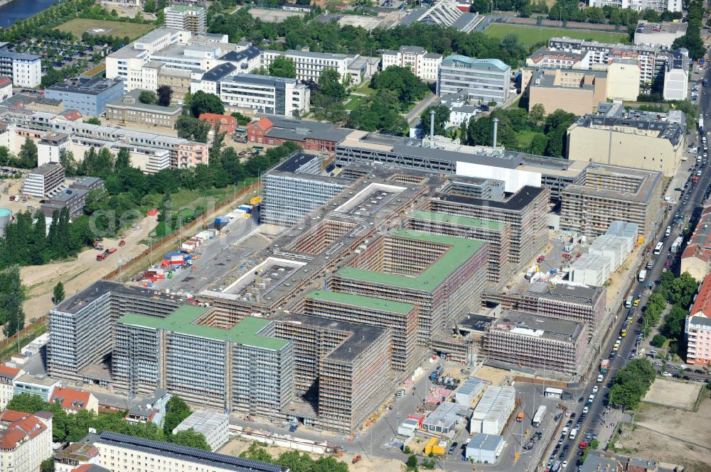 Berlin Mitte from the bird's eye view: Blick auf die Baustelle des Neubaus der BND-Zentrale an der Chausseestraße im Bezirk Mitte. Der Bundesnachrichtendienst (BND) baut auf einem ca. 10 Hektar großen Gelände für rund 4.000 Mitarbeiter. Das Gebäude wird nach Plänen des Berliner Architektenbüros Büros Kleihues + Kleihues errichtet. View of the construction site to the new BND headquarters at Chausseestrass in the district Mitte. The Federal Intelligence Service (BND) builds on a 10 acre site for about 4,000 employees. It is built according to plans by the Berlin architects offices Kleihues + Kleihues.