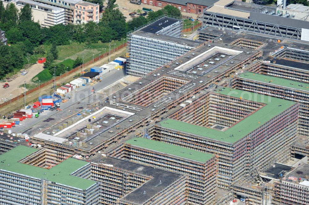 Aerial image Berlin Mitte - Blick auf die Baustelle des Neubaus der BND-Zentrale an der Chausseestraße im Bezirk Mitte. Der Bundesnachrichtendienst (BND) baut auf einem ca. 10 Hektar großen Gelände für rund 4.000 Mitarbeiter. Das Gebäude wird nach Plänen des Berliner Architektenbüros Büros Kleihues + Kleihues errichtet. View of the construction site to the new BND headquarters at Chausseestrass in the district Mitte. The Federal Intelligence Service (BND) builds on a 10 acre site for about 4,000 employees. It is built according to plans by the Berlin architects offices Kleihues + Kleihues.