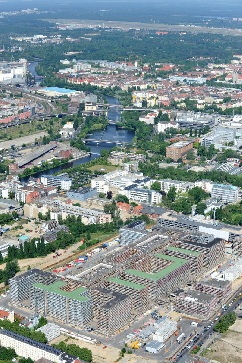 Aerial photograph Berlin Mitte - Blick auf die Baustelle des Neubaus der BND-Zentrale an der Chausseestraße im Bezirk Mitte. Der Bundesnachrichtendienst (BND) baut auf einem ca. 10 Hektar großen Gelände für rund 4.000 Mitarbeiter. Das Gebäude wird nach Plänen des Berliner Architektenbüros Büros Kleihues + Kleihues errichtet. View of the construction site to the new BND headquarters at Chausseestrass in the district Mitte. The Federal Intelligence Service (BND) builds on a 10 acre site for about 4,000 employees. It is built according to plans by the Berlin architects offices Kleihues + Kleihues.