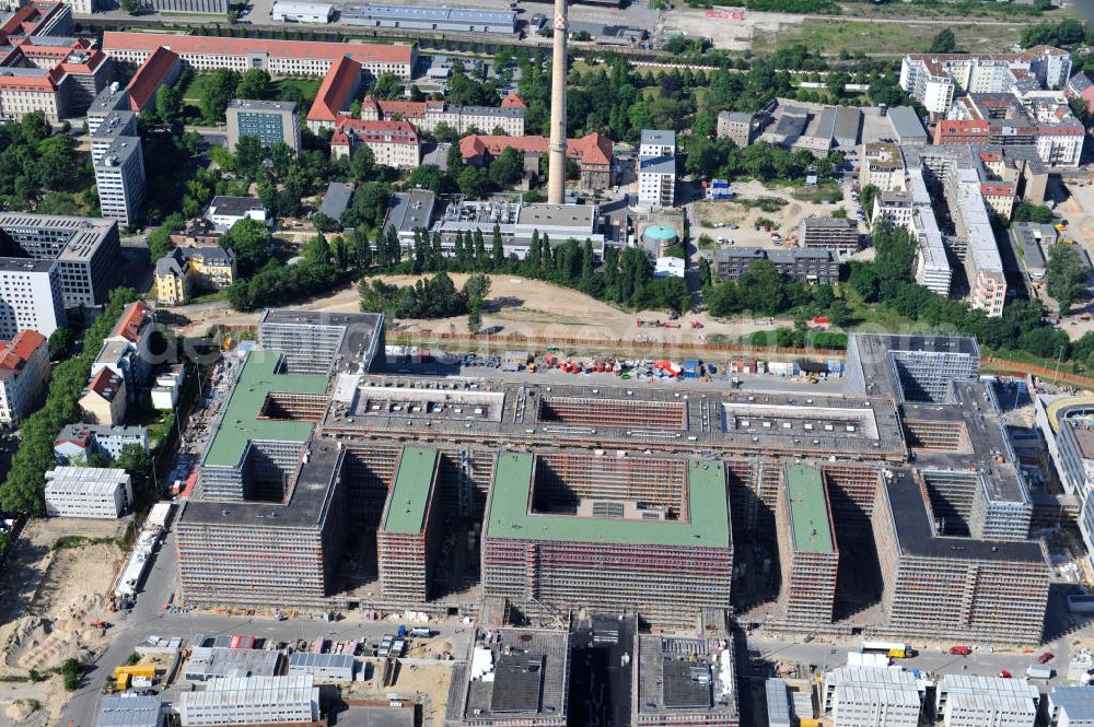 Berlin Mitte from above - Blick auf die Baustelle des Neubaus der BND-Zentrale an der Chausseestraße im Bezirk Mitte. Der Bundesnachrichtendienst (BND) baut auf einem ca. 10 Hektar großen Gelände für rund 4.000 Mitarbeiter. Das Gebäude wird nach Plänen des Berliner Architektenbüros Büros Kleihues + Kleihues errichtet. View of the construction site to the new BND headquarters at Chausseestrass in the district Mitte. The Federal Intelligence Service (BND) builds on a 10 acre site for about 4,000 employees. It is built according to plans by the Berlin architects offices Kleihues + Kleihues.