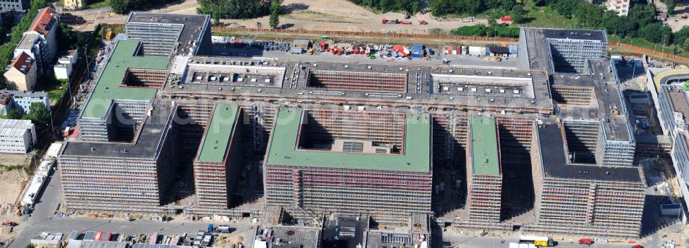 Berlin Mitte from the bird's eye view: Blick auf die Baustelle des Neubaus der BND-Zentrale an der Chausseestraße im Bezirk Mitte. Der Bundesnachrichtendienst (BND) baut auf einem ca. 10 Hektar großen Gelände für rund 4.000 Mitarbeiter. Das Gebäude wird nach Plänen des Berliner Architektenbüros Büros Kleihues + Kleihues errichtet. View of the construction site to the new BND headquarters at Chausseestrass in the district Mitte. The Federal Intelligence Service (BND) builds on a 10 acre site for about 4,000 employees. It is built according to plans by the Berlin architects offices Kleihues + Kleihues.