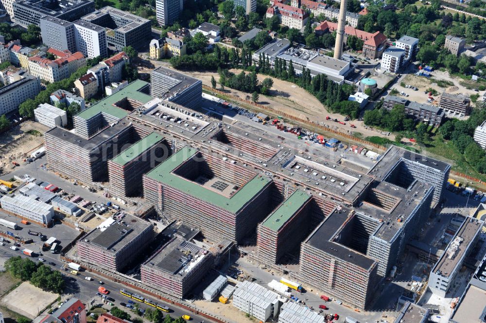 Aerial image Berlin Mitte - Blick auf die Baustelle des Neubaus der BND-Zentrale an der Chausseestraße im Bezirk Mitte. Der Bundesnachrichtendienst (BND) baut auf einem ca. 10 Hektar großen Gelände für rund 4.000 Mitarbeiter. Das Gebäude wird nach Plänen des Berliner Architektenbüros Büros Kleihues + Kleihues errichtet. View of the construction site to the new BND headquarters at Chausseestrass in the district Mitte. The Federal Intelligence Service (BND) builds on a 10 acre site for about 4,000 employees. It is built according to plans by the Berlin architects offices Kleihues + Kleihues.