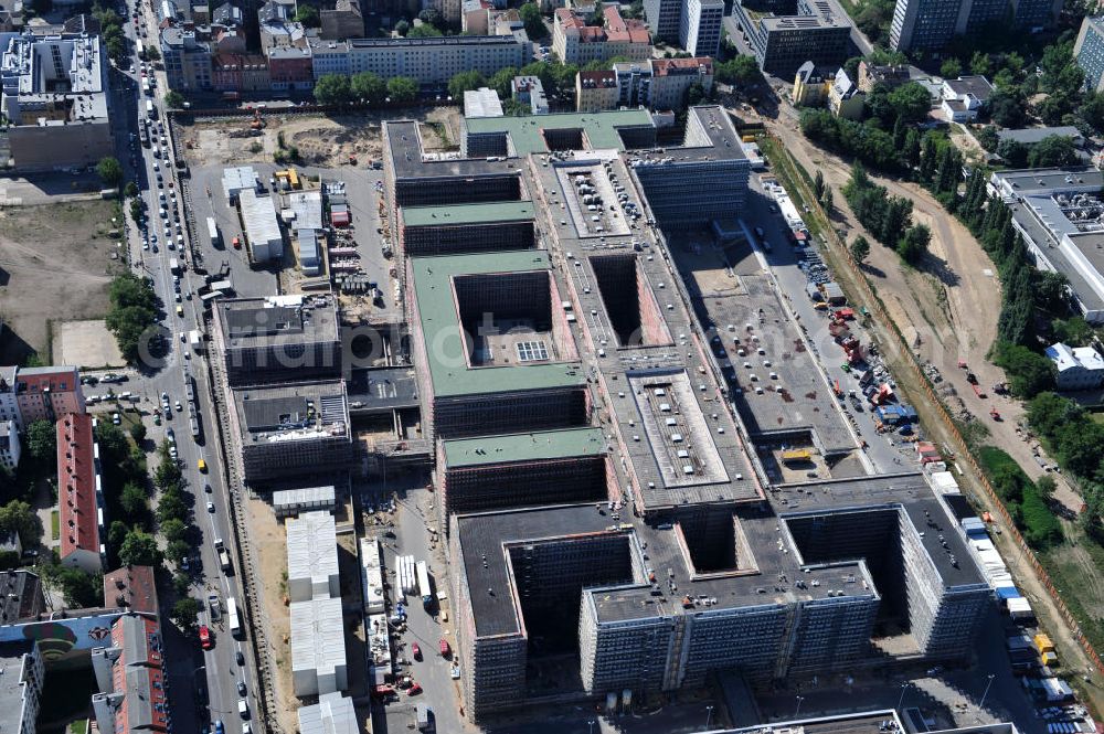 Aerial photograph Berlin Mitte - Blick auf die Baustelle des Neubaus der BND-Zentrale an der Chausseestraße im Bezirk Mitte. Der Bundesnachrichtendienst (BND) baut auf einem ca. 10 Hektar großen Gelände für rund 4.000 Mitarbeiter. Das Gebäude wird nach Plänen des Berliner Architektenbüros Büros Kleihues + Kleihues errichtet. View of the construction site to the new BND headquarters at Chausseestrass in the district Mitte. The Federal Intelligence Service (BND) builds on a 10 acre site for about 4,000 employees. It is built according to plans by the Berlin architects offices Kleihues + Kleihues.