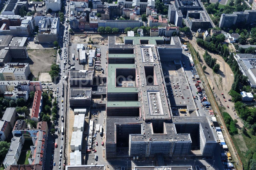 Berlin Mitte from above - Blick auf die Baustelle des Neubaus der BND-Zentrale an der Chausseestraße im Bezirk Mitte. Der Bundesnachrichtendienst (BND) baut auf einem ca. 10 Hektar großen Gelände für rund 4.000 Mitarbeiter. Das Gebäude wird nach Plänen des Berliner Architektenbüros Büros Kleihues + Kleihues errichtet. View of the construction site to the new BND headquarters at Chausseestrass in the district Mitte. The Federal Intelligence Service (BND) builds on a 10 acre site for about 4,000 employees. It is built according to plans by the Berlin architects offices Kleihues + Kleihues.