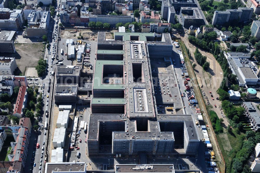 Berlin Mitte from the bird's eye view: Blick auf die Baustelle des Neubaus der BND-Zentrale an der Chausseestraße im Bezirk Mitte. Der Bundesnachrichtendienst (BND) baut auf einem ca. 10 Hektar großen Gelände für rund 4.000 Mitarbeiter. Das Gebäude wird nach Plänen des Berliner Architektenbüros Büros Kleihues + Kleihues errichtet. View of the construction site to the new BND headquarters at Chausseestrass in the district Mitte. The Federal Intelligence Service (BND) builds on a 10 acre site for about 4,000 employees. It is built according to plans by the Berlin architects offices Kleihues + Kleihues.