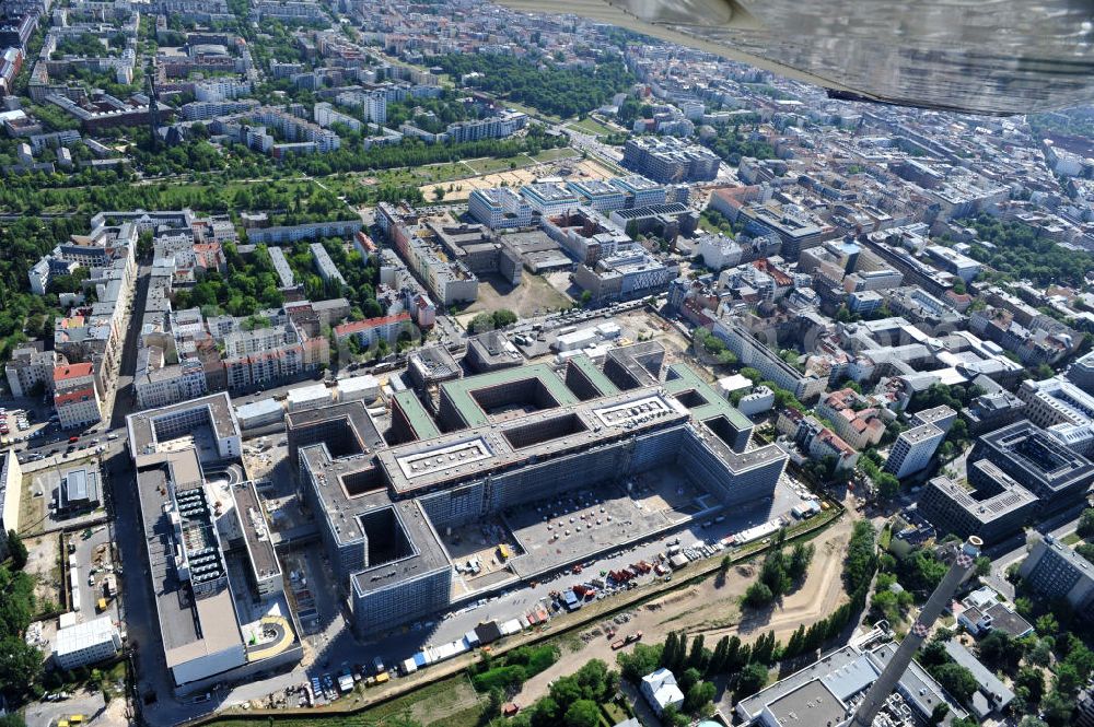 Aerial image Berlin Mitte - Blick auf die Baustelle des Neubaus der BND-Zentrale an der Chausseestraße im Bezirk Mitte. Der Bundesnachrichtendienst (BND) baut auf einem ca. 10 Hektar großen Gelände für rund 4.000 Mitarbeiter. Das Gebäude wird nach Plänen des Berliner Architektenbüros Büros Kleihues + Kleihues errichtet. View of the construction site to the new BND headquarters at Chausseestrass in the district Mitte. The Federal Intelligence Service (BND) builds on a 10 acre site for about 4,000 employees. It is built according to plans by the Berlin architects offices Kleihues + Kleihues.