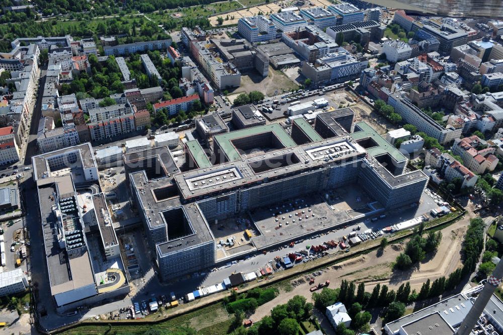 Aerial photograph Berlin Mitte - Blick auf die Baustelle des Neubaus der BND-Zentrale an der Chausseestraße im Bezirk Mitte. Der Bundesnachrichtendienst (BND) baut auf einem ca. 10 Hektar großen Gelände für rund 4.000 Mitarbeiter. Das Gebäude wird nach Plänen des Berliner Architektenbüros Büros Kleihues + Kleihues errichtet. View of the construction site to the new BND headquarters at Chausseestrass in the district Mitte. The Federal Intelligence Service (BND) builds on a 10 acre site for about 4,000 employees. It is built according to plans by the Berlin architects offices Kleihues + Kleihues.