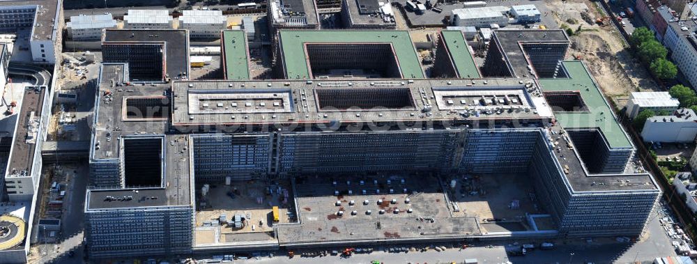 Berlin Mitte from above - Blick auf die Baustelle des Neubaus der BND-Zentrale an der Chausseestraße im Bezirk Mitte. Der Bundesnachrichtendienst (BND) baut auf einem ca. 10 Hektar großen Gelände für rund 4.000 Mitarbeiter. Das Gebäude wird nach Plänen des Berliner Architektenbüros Büros Kleihues + Kleihues errichtet. View of the construction site to the new BND headquarters at Chausseestrass in the district Mitte. The Federal Intelligence Service (BND) builds on a 10 acre site for about 4,000 employees. It is built according to plans by the Berlin architects offices Kleihues + Kleihues.