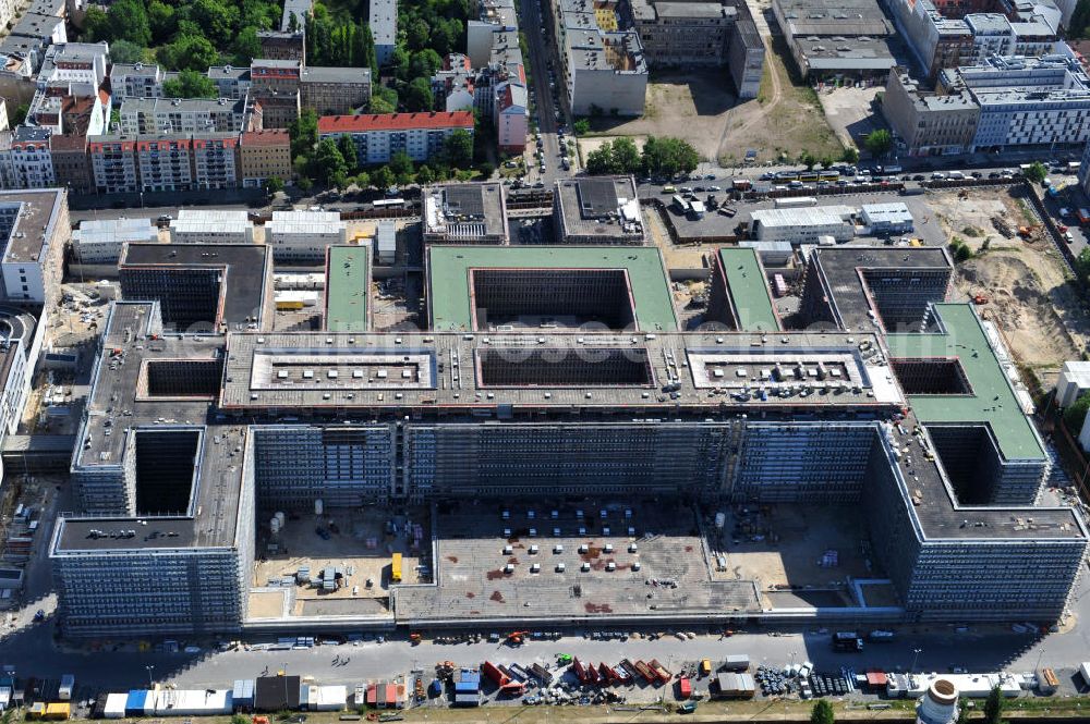 Berlin Mitte from the bird's eye view: Blick auf die Baustelle des Neubaus der BND-Zentrale an der Chausseestraße im Bezirk Mitte. Der Bundesnachrichtendienst (BND) baut auf einem ca. 10 Hektar großen Gelände für rund 4.000 Mitarbeiter. Das Gebäude wird nach Plänen des Berliner Architektenbüros Büros Kleihues + Kleihues errichtet. View of the construction site to the new BND headquarters at Chausseestrass in the district Mitte. The Federal Intelligence Service (BND) builds on a 10 acre site for about 4,000 employees. It is built according to plans by the Berlin architects offices Kleihues + Kleihues.