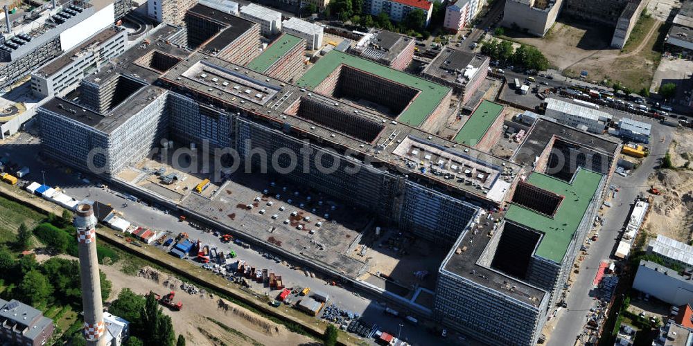 Aerial image Berlin Mitte - Blick auf die Baustelle des Neubaus der BND-Zentrale an der Chausseestraße im Bezirk Mitte. Der Bundesnachrichtendienst (BND) baut auf einem ca. 10 Hektar großen Gelände für rund 4.000 Mitarbeiter. Das Gebäude wird nach Plänen des Berliner Architektenbüros Büros Kleihues + Kleihues errichtet. View of the construction site to the new BND headquarters at Chausseestrass in the district Mitte. The Federal Intelligence Service (BND) builds on a 10 acre site for about 4,000 employees. It is built according to plans by the Berlin architects offices Kleihues + Kleihues.