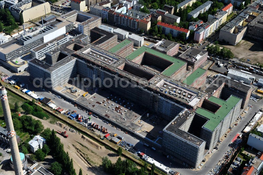 Aerial photograph Berlin Mitte - Blick auf die Baustelle des Neubaus der BND-Zentrale an der Chausseestraße im Bezirk Mitte. Der Bundesnachrichtendienst (BND) baut auf einem ca. 10 Hektar großen Gelände für rund 4.000 Mitarbeiter. Das Gebäude wird nach Plänen des Berliner Architektenbüros Büros Kleihues + Kleihues errichtet. View of the construction site to the new BND headquarters at Chausseestrass in the district Mitte. The Federal Intelligence Service (BND) builds on a 10 acre site for about 4,000 employees. It is built according to plans by the Berlin architects offices Kleihues + Kleihues.