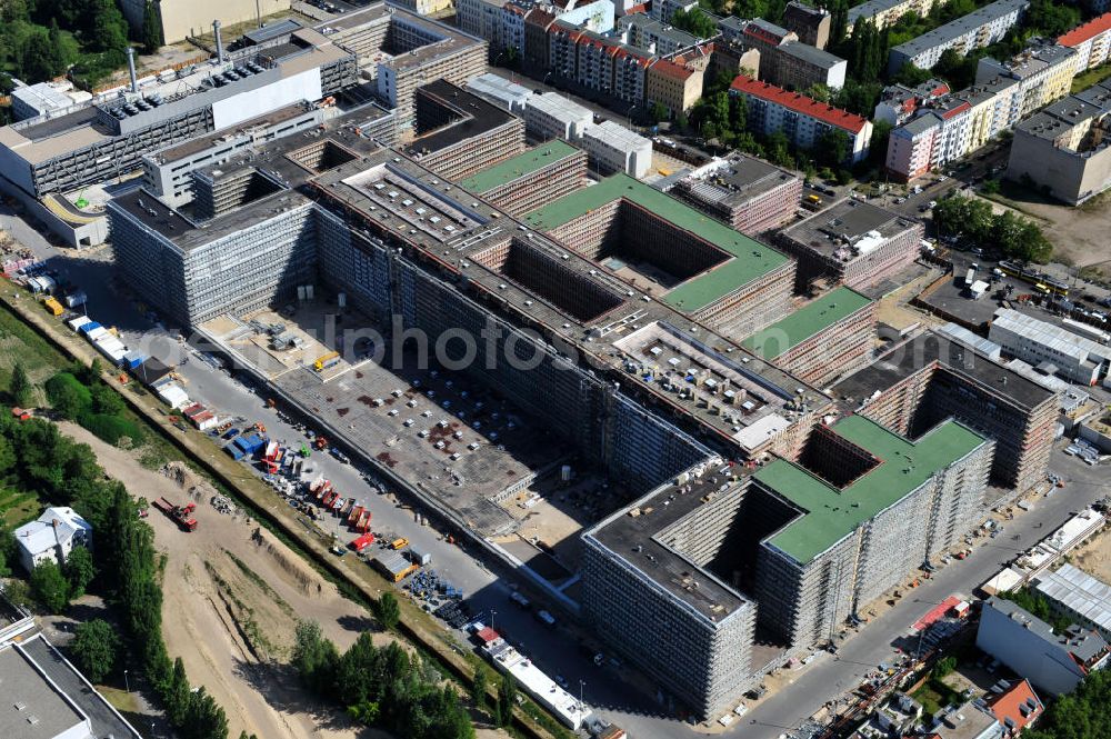 Berlin Mitte from above - Blick auf die Baustelle des Neubaus der BND-Zentrale an der Chausseestraße im Bezirk Mitte. Der Bundesnachrichtendienst (BND) baut auf einem ca. 10 Hektar großen Gelände für rund 4.000 Mitarbeiter. Das Gebäude wird nach Plänen des Berliner Architektenbüros Büros Kleihues + Kleihues errichtet. View of the construction site to the new BND headquarters at Chausseestrass in the district Mitte. The Federal Intelligence Service (BND) builds on a 10 acre site for about 4,000 employees. It is built according to plans by the Berlin architects offices Kleihues + Kleihues.