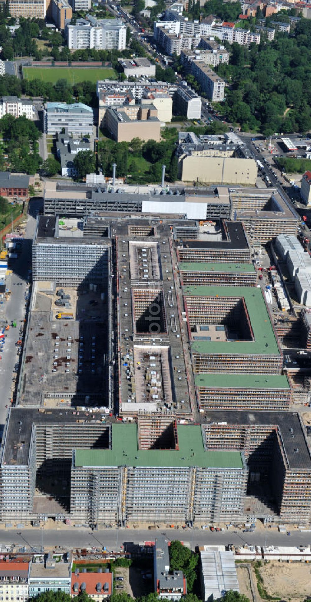 Berlin Mitte from the bird's eye view: Blick auf die Baustelle des Neubaus der BND-Zentrale an der Chausseestraße im Bezirk Mitte. Der Bundesnachrichtendienst (BND) baut auf einem ca. 10 Hektar großen Gelände für rund 4.000 Mitarbeiter. Das Gebäude wird nach Plänen des Berliner Architektenbüros Büros Kleihues + Kleihues errichtet. View of the construction site to the new BND headquarters at Chausseestrass in the district Mitte. The Federal Intelligence Service (BND) builds on a 10 acre site for about 4,000 employees. It is built according to plans by the Berlin architects offices Kleihues + Kleihues.