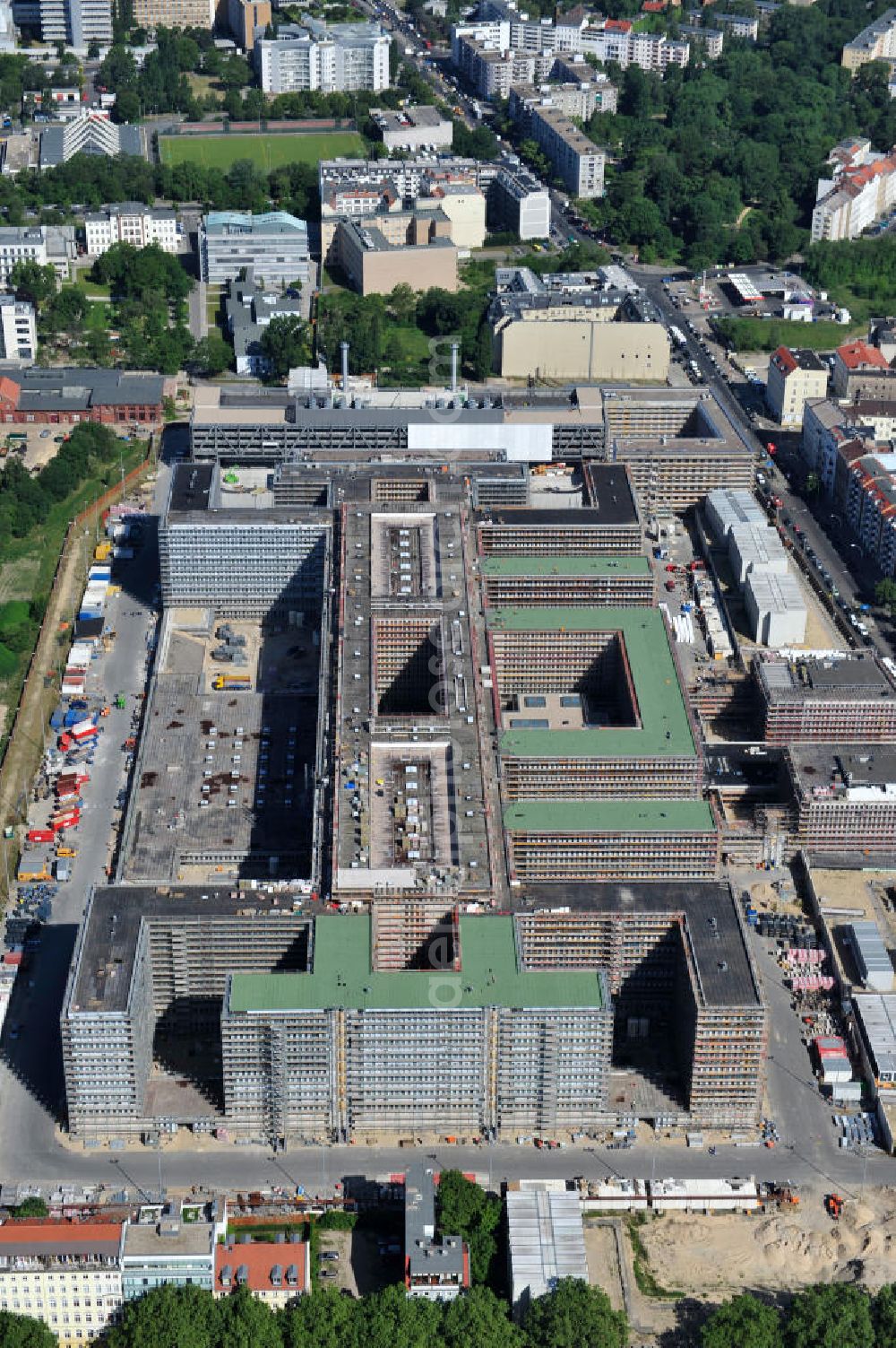 Aerial image Berlin Mitte - Blick auf die Baustelle des Neubaus der BND-Zentrale an der Chausseestraße im Bezirk Mitte. Der Bundesnachrichtendienst (BND) baut auf einem ca. 10 Hektar großen Gelände für rund 4.000 Mitarbeiter. Das Gebäude wird nach Plänen des Berliner Architektenbüros Büros Kleihues + Kleihues errichtet. View of the construction site to the new BND headquarters at Chausseestrass in the district Mitte. The Federal Intelligence Service (BND) builds on a 10 acre site for about 4,000 employees. It is built according to plans by the Berlin architects offices Kleihues + Kleihues.