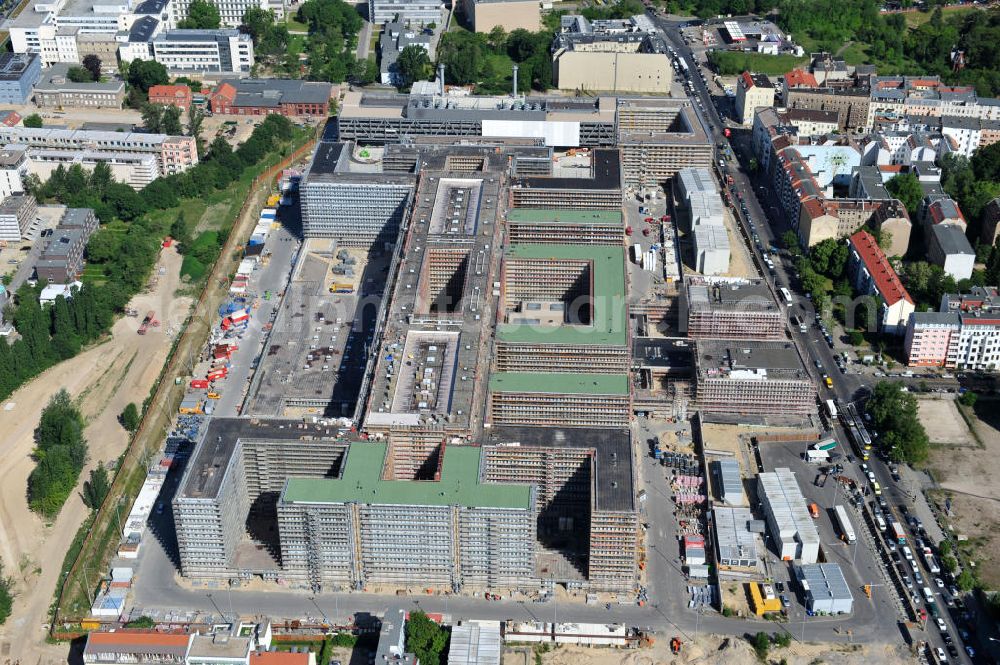 Aerial photograph Berlin Mitte - Blick auf die Baustelle des Neubaus der BND-Zentrale an der Chausseestraße im Bezirk Mitte. Der Bundesnachrichtendienst (BND) baut auf einem ca. 10 Hektar großen Gelände für rund 4.000 Mitarbeiter. Das Gebäude wird nach Plänen des Berliner Architektenbüros Büros Kleihues + Kleihues errichtet. View of the construction site to the new BND headquarters at Chausseestrass in the district Mitte. The Federal Intelligence Service (BND) builds on a 10 acre site for about 4,000 employees. It is built according to plans by the Berlin architects offices Kleihues + Kleihues.