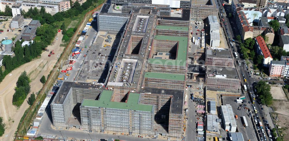 Berlin Mitte from above - Blick auf die Baustelle des Neubaus der BND-Zentrale an der Chausseestraße im Bezirk Mitte. Der Bundesnachrichtendienst (BND) baut auf einem ca. 10 Hektar großen Gelände für rund 4.000 Mitarbeiter. Das Gebäude wird nach Plänen des Berliner Architektenbüros Büros Kleihues + Kleihues errichtet. View of the construction site to the new BND headquarters at Chausseestrass in the district Mitte. The Federal Intelligence Service (BND) builds on a 10 acre site for about 4,000 employees. It is built according to plans by the Berlin architects offices Kleihues + Kleihues.