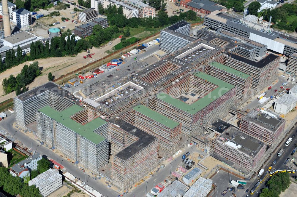 Berlin Mitte from the bird's eye view: Blick auf die Baustelle des Neubaus der BND-Zentrale an der Chausseestraße im Bezirk Mitte. Der Bundesnachrichtendienst (BND) baut auf einem ca. 10 Hektar großen Gelände für rund 4.000 Mitarbeiter. Das Gebäude wird nach Plänen des Berliner Architektenbüros Büros Kleihues + Kleihues errichtet. View of the construction site to the new BND headquarters at Chausseestrass in the district Mitte. The Federal Intelligence Service (BND) builds on a 10 acre site for about 4,000 employees. It is built according to plans by the Berlin architects offices Kleihues + Kleihues.