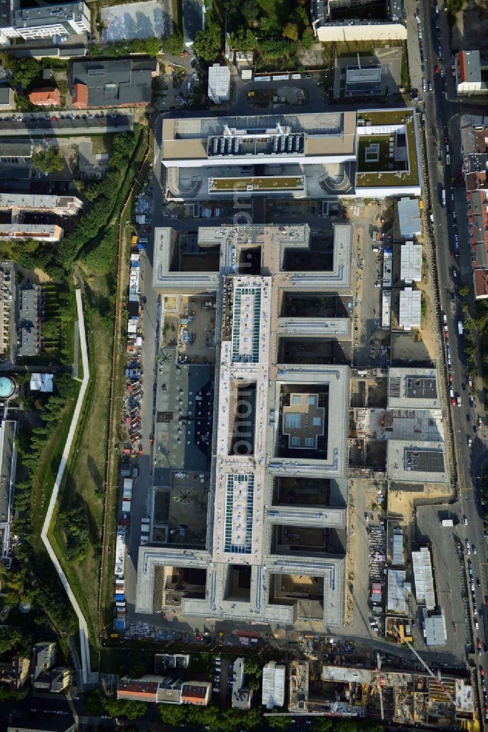 Aerial photograph Berlin - View of the construction site to the new BND headquarters at Chausseestrass in the district Mitte. The Federal Intelligence Service (BND) builds on a 10 acre site for about 4,000 employees. It is built according to plans by the Berlin architects offices Kleihues Kleihues