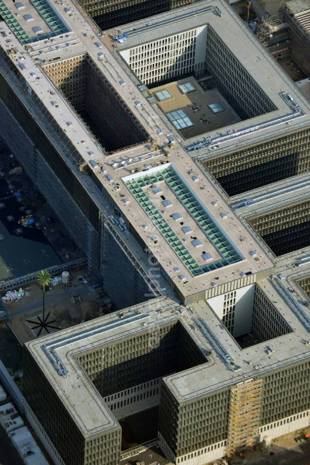 Aerial image Berlin - View of the construction site to the new BND headquarters at Chausseestrass in the district Mitte. The Federal Intelligence Service (BND) builds on a 10 acre site for about 4,000 employees. It is built according to plans by the Berlin architects offices Kleihues Kleihues