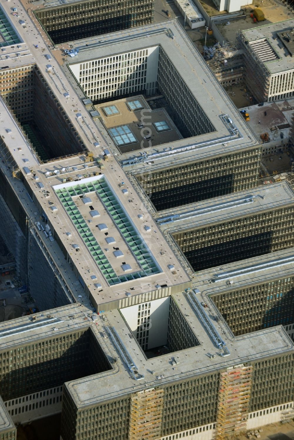 Aerial photograph Berlin - View of the construction site to the new BND headquarters at Chausseestrass in the district Mitte. The Federal Intelligence Service (BND) builds on a 10 acre site for about 4,000 employees. It is built according to plans by the Berlin architects offices Kleihues Kleihues