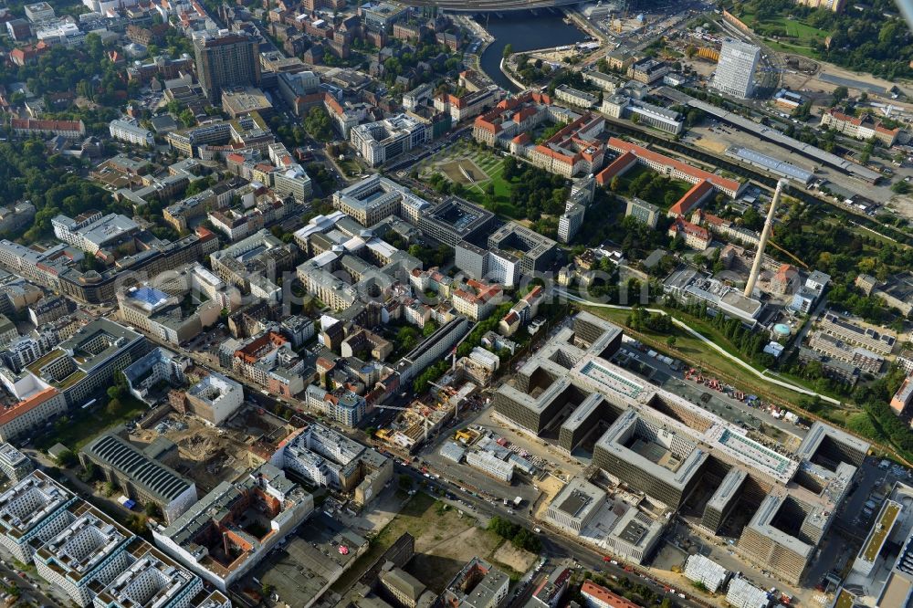 Aerial image Berlin - View of the construction site to the new BND headquarters at Chausseestrass in the district Mitte. The Federal Intelligence Service (BND) builds on a 10 acre site for about 4,000 employees. It is built according to plans by the Berlin architects offices Kleihues Kleihues