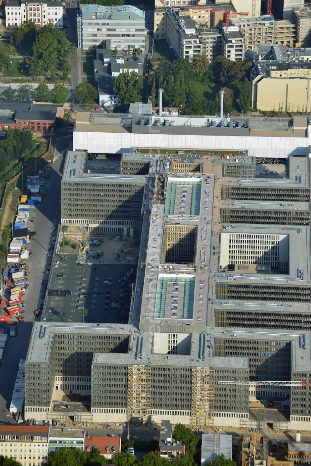 Aerial image Berlin - View of the construction site to the new BND headquarters at Chausseestrass in the district Mitte. The Federal Intelligence Service (BND) builds on a 10 acre site for about 4,000 employees. It is built according to plans by the Berlin architects offices Kleihues Kleihues