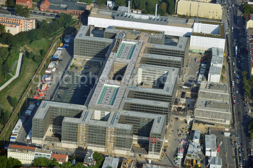 Aerial photograph Berlin - View of the construction site to the new BND headquarters at Chausseestrass in the district Mitte. The Federal Intelligence Service (BND) builds on a 10 acre site for about 4,000 employees. It is built according to plans by the Berlin architects offices Kleihues Kleihues