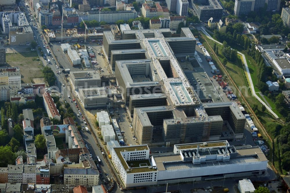 Aerial photograph Berlin - View of the construction site to the new BND headquarters at Chausseestrass in the district Mitte. The Federal Intelligence Service (BND) builds on a 10 acre site for about 4,000 employees. It is built according to plans by the Berlin architects offices Kleihues Kleihues