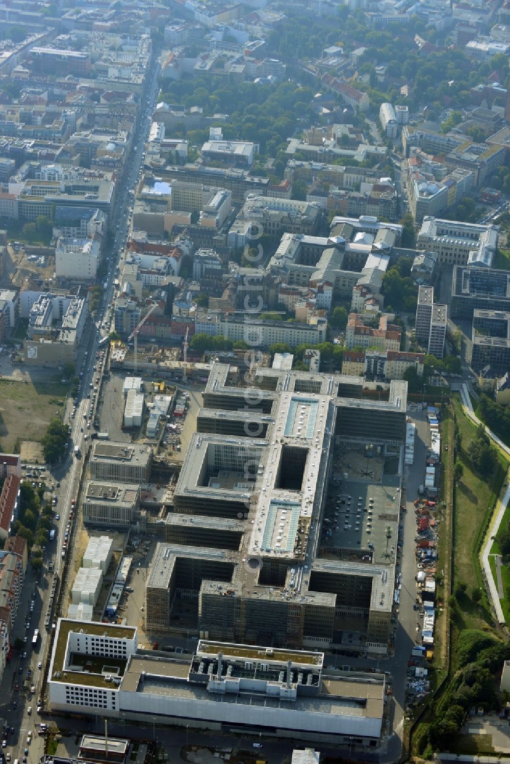 Aerial photograph Berlin - View of the construction site to the new BND headquarters at Chausseestrass in the district Mitte. The Federal Intelligence Service (BND) builds on a 10 acre site for about 4,000 employees. It is built according to plans by the Berlin architects offices Kleihues Kleihues