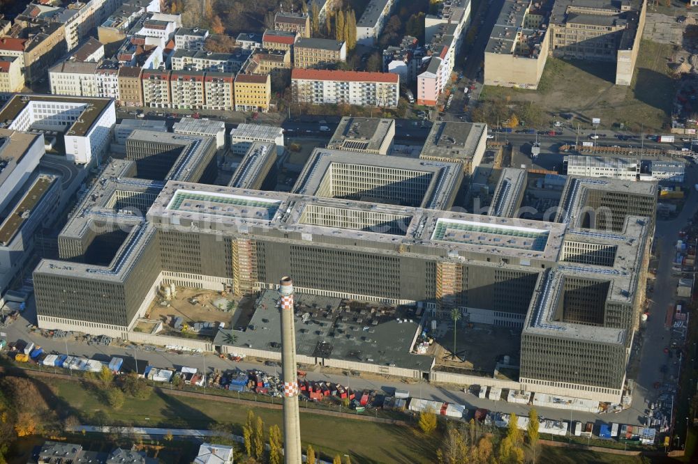 Berlin from the bird's eye view: View of the construction site to the new BND headquarters at Chausseestrass in the district Mitte. The Federal Intelligence Service (BND) builds on a 10 acre site for about 4,000 employees. It is built according to plans by the Berlin architects offices Kleihues + Kleihues