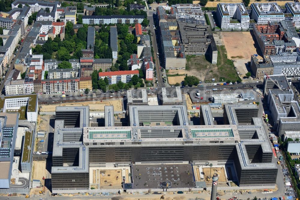 Aerial photograph Berlin - View of the construction site to the new BND headquarters at Chausseestrass in the district Mitte. The Federal Intelligence Service (BND) builds on a 10 acre site for about 4,000 employees. It is built according to plans by the Berlin architects offices Kleihues + Kleihues