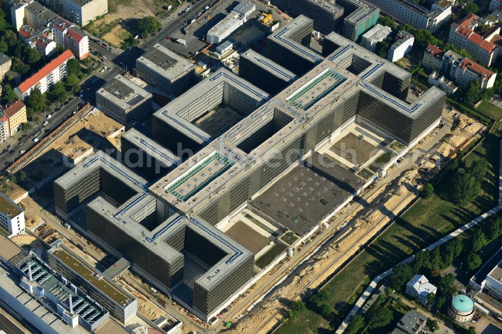 Berlin from the bird's eye view: View of the construction site to the new BND headquarters at Chausseestrass in the district Mitte. The Federal Intelligence Service (BND) builds on a 10 acre site for about 4,000 employees. It is built according to plans by the Berlin architects offices Kleihues + Kleihues